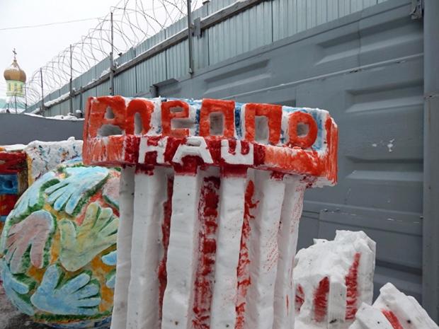 "Алеппо наш": Российские заключенные уважили Путина "кровавой" скульптурой из снега