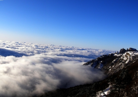 Пять человек заблудились в крымских горах из-за тумана и снегопада