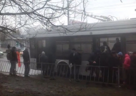В Симферополе прямо на ходу загорелся новый троллейбус [видео]
