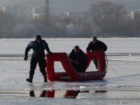 Около 50 киевских рыбаков оказались отрезанными от суши на льдине(фото)