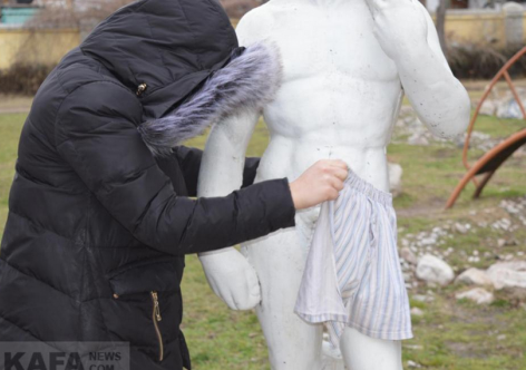 Крымчанка надела трусы на статую древнегреческого бога [фото]