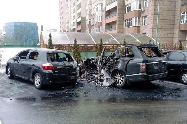 В Киеве на парковке сгорел дорогущий внедорожник(фото)