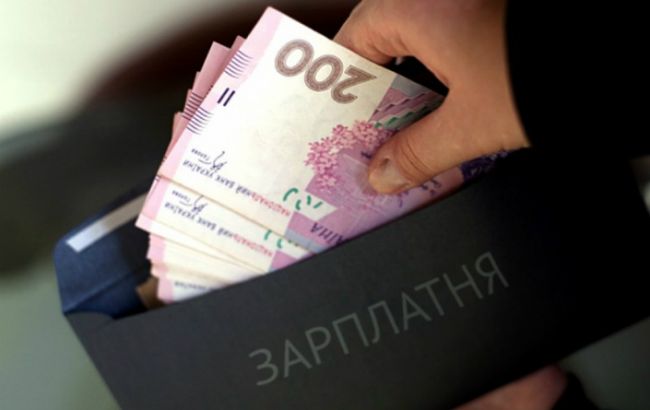 В Україні середня зарплата впала на 34 гривні