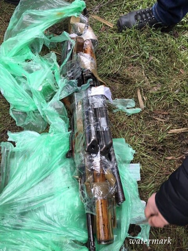 На Донетчине полицейские выкопали арсенал оружия, который два года пролежал в земле