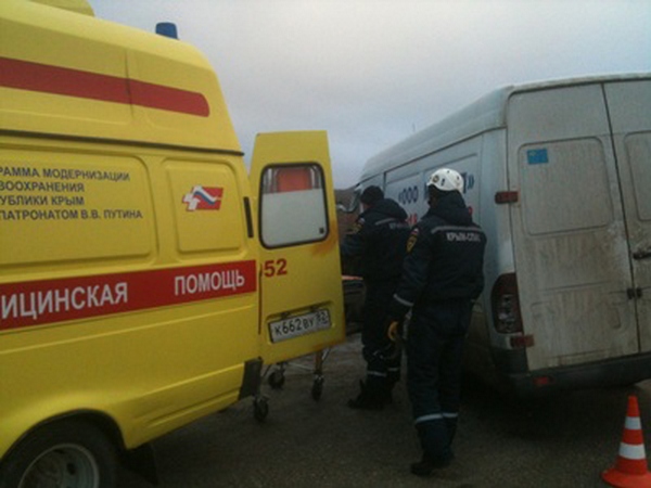 В Крыму столкнулись "шестерка", микроавтобус и грузовик – пострадали два человека [фото]