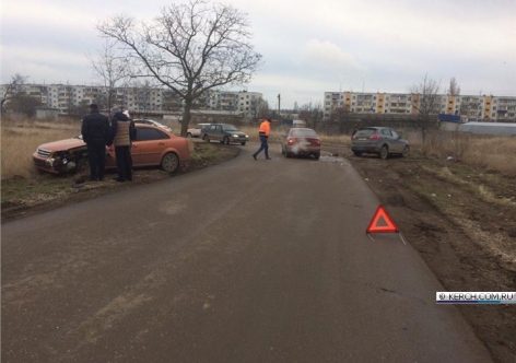 В Крыму BMW протаранил стоящий грузовик, а Chevrolet вынесло на встречку [фото]