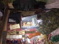 На Харьковщине советник главы райсовета хранил дома арсенал оружия и российскую военную форму(фото)