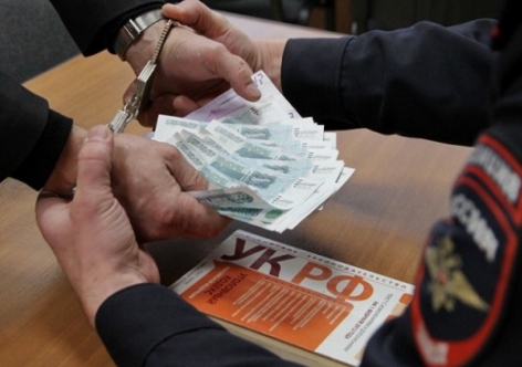 Крымский чиновник попался на взятке в 200 тысяч