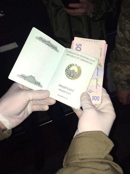 Пограничнику предложили за «помощь» в нелегальном въезде в Украину 40 граждан Узбекистана по 200 долларов за каждого(фото)