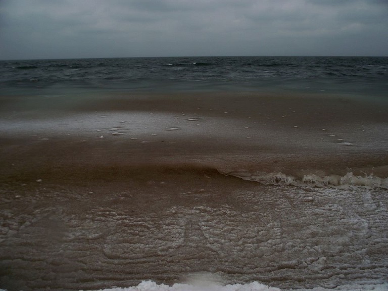"Гелевый шторм" в Крыму - море начинает замерзать [фото]