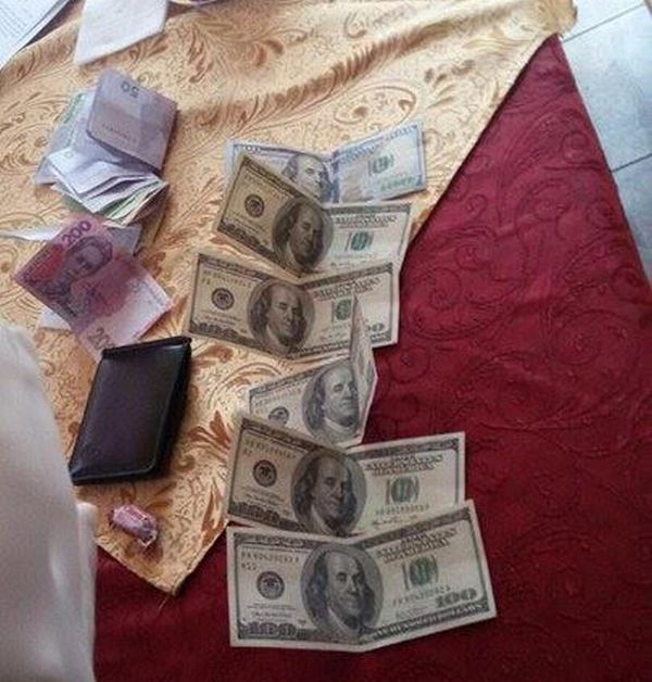 В Ровно пограничник за 800 долларов «не заметил» контрабанды(фото)