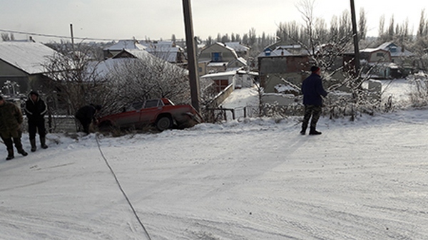 В Крыму очередной ВАЗ снесло с обледеневшей дороги [фото]
