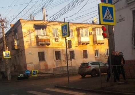 В Симферополе сбили дорожный знак и светофор [фото]