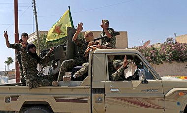 США предоставили штурмующим столицу ИГ курдам бронетехнику - СМИ