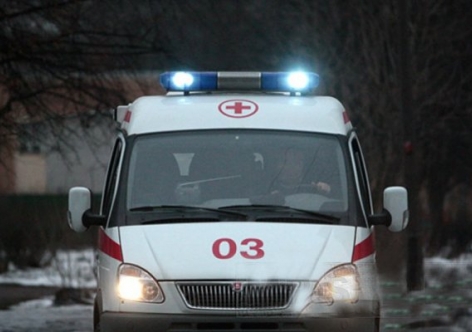 В Крыму мужчина попал под колеса автобуса, "копейка" налетела на дерево [хроника ДТП 2 февраля]