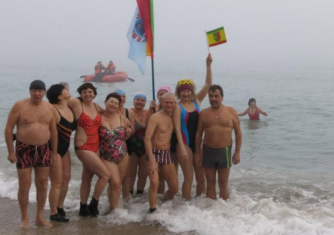 Крымские "моржи" устроили заплыв в тумане [фото, видео]