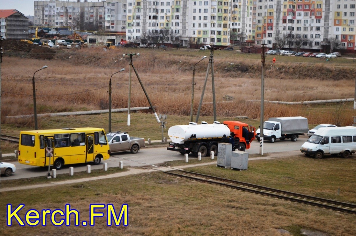 В Крыму столкнулись два грузовика – потерпел водитель [фото, видео]