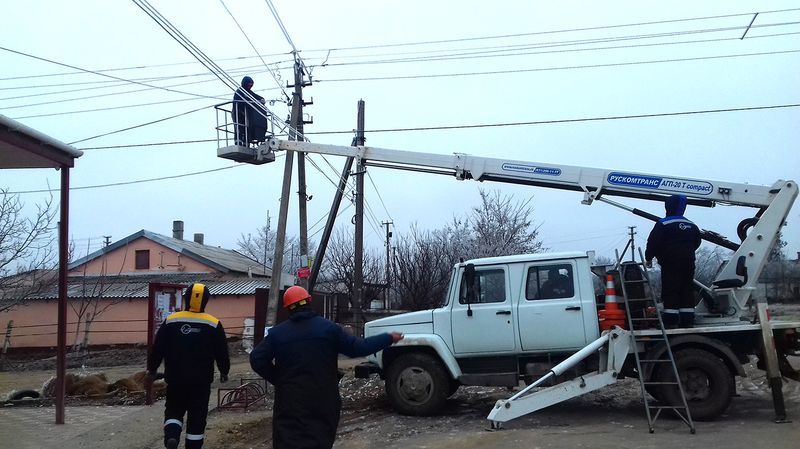 Тысячи крымчан из-за шторма остаются без электричества [фото]
