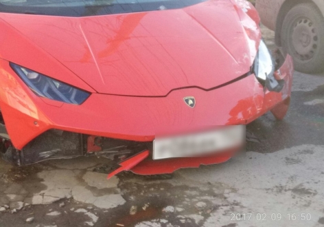 В Крыму переворотился парень на мопеде и разгромили Lamborghini за 15 миллионов [ДТП 9 февраля]