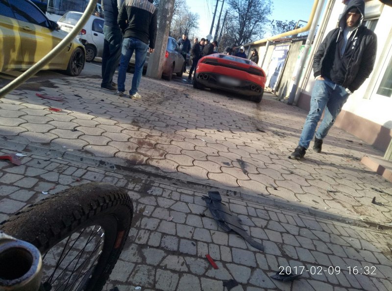 В Крыму переворотился парень на мопеде и разгромили Lamborghini за 15 миллионов [ДТП 9 февраля]