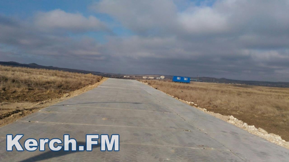 Автоподход к Крымскому мосту взялись покрывать плитами [фото]