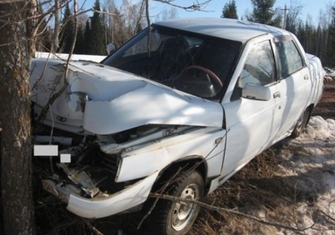 В Крыму ВАЗ слетел с стези и врезался в дерево – потерпели два пассажира