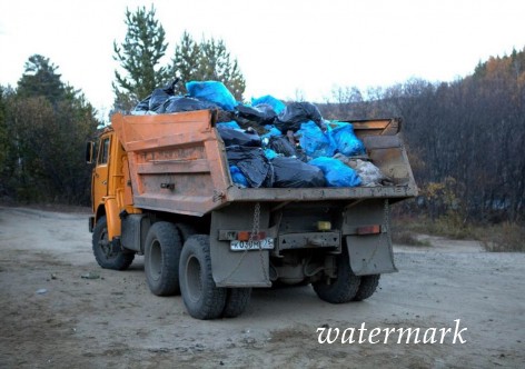 У крымчанки со двора вывезли 16 "Камазов" мусора