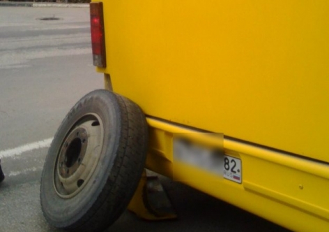 В Крыму у автобуса с пассажирами на ходу отвалилось колесо [фото]