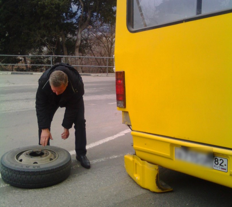 В Крыму у автобуса с пассажирами на ходу отвалилось колесо [фото]