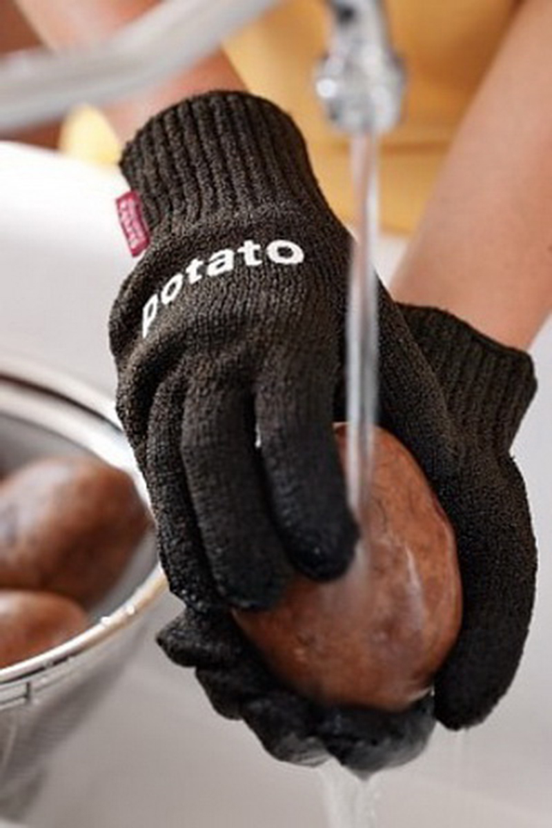 Применение перчаток для пилинга при мытье овощей