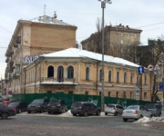 Визави Софии Киевской алкают извести историческое здание