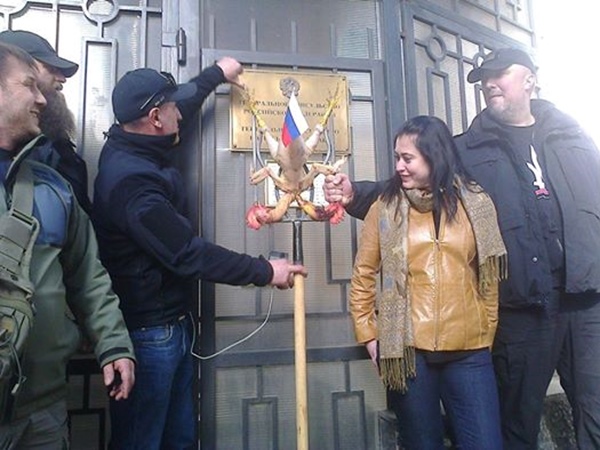 В Одессе украинские активисты пикетировали Генеральное консульство РФ, где изжарили «двуглавого орла»(фото)