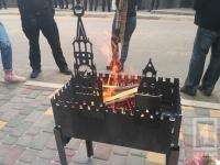 В Одессе украинские активисты пикетировали Генеральное консульство РФ, где изжарили «двуглавого орла»(фото)