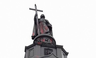 В Киеве красной краской обдали монумент князю Владимиру Великому