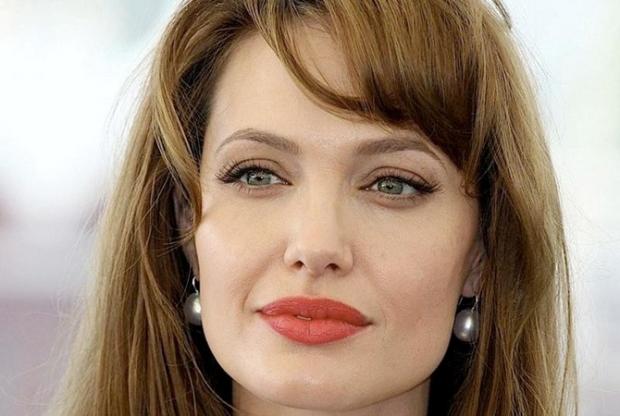 Анджелина Джоли усыновила ребенка незаконно