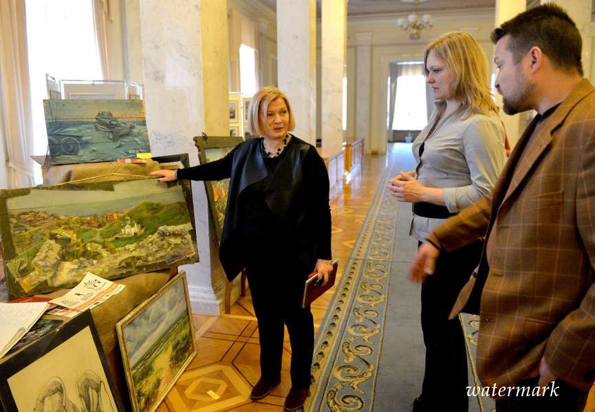 Перший заступник Голови Верховної Ради України Ірина Геращенко ознайомилась із пересувною експозицією живопису та графіки «Маріуполь на межі», яка триває у Парламенті