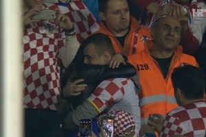 Хорватский фанат осчастливил украинку прямо на трибунах во время матча