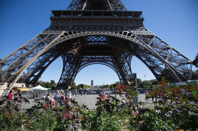 В Париже бесповоротно постановили обступить Эйфелеву башню