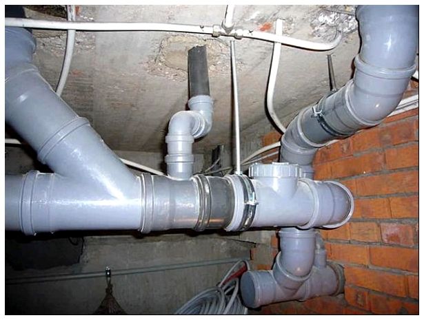 На фото - ПВХ система отвода сточных вод в подвале многоэтажного здания