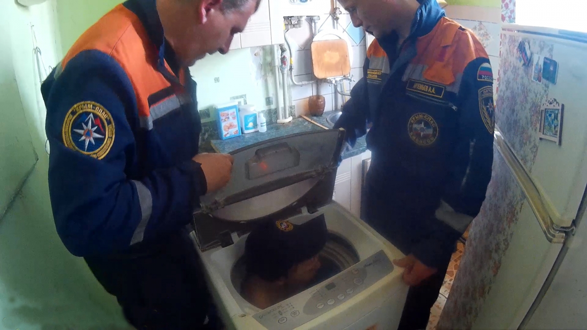 В Крыму девятилетний мальчишка завяз в стиральной машинке [фото]
