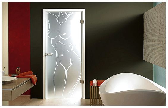 Необычная стеклянная дверь в ванную с женским силуэтом