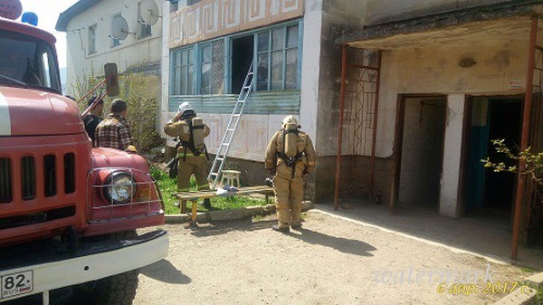 В Крыму из пламенеющей двухэтажки эвакуировали 48 человек [фото]