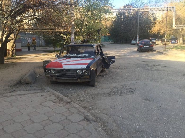 В симферопольском дворе кинутая машина стала мусоркой [фото]