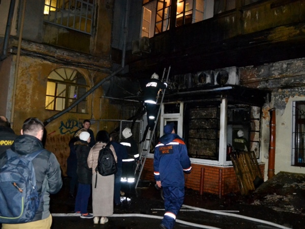 Одесса: пожар в жилом доме на Дерибасовской тушили 30 спасателей