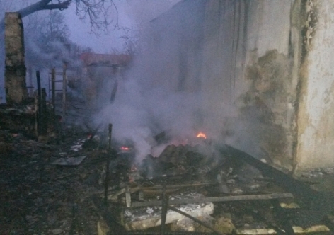 В Крыму на пожаре жар с пламенеющей бани переметнулся на кровлю дома [фото]
