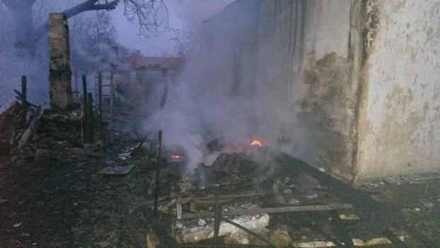 В Крыму на пожаре жар с пламенеющей бани переметнулся на кровлю дома [фото]