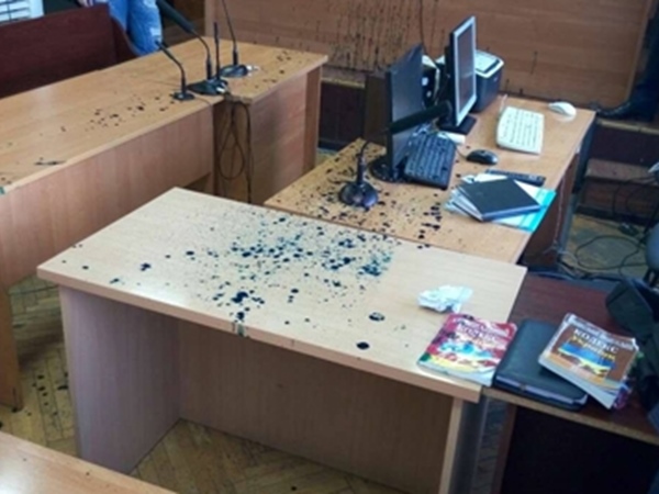 В Одессе активисты обдали зеленкой судью во времена судебного заседания(фото)
