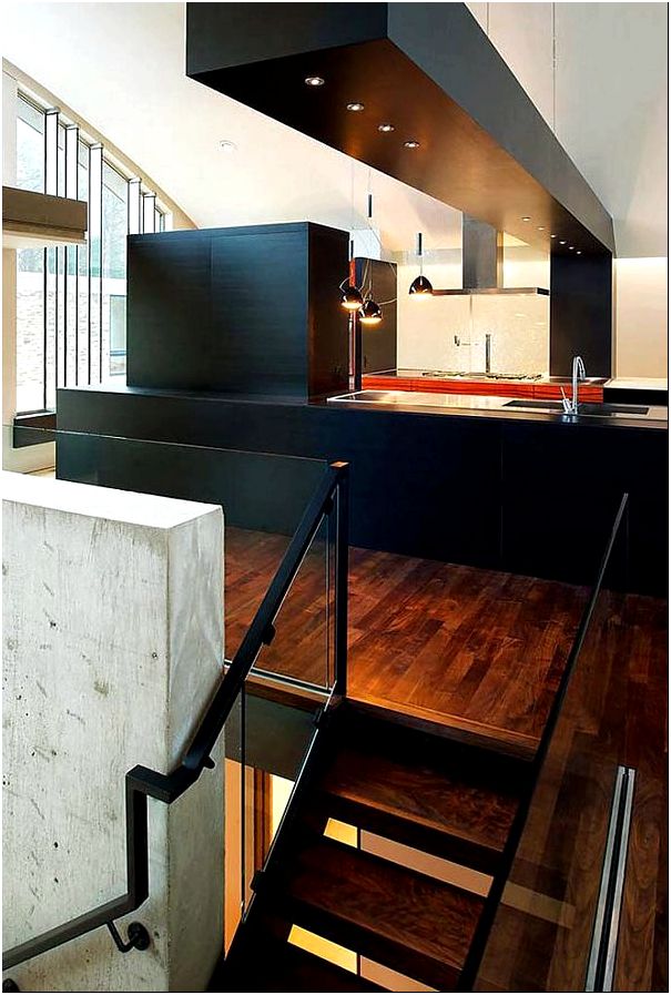 Деревянная межуровневая лестница из кухни вниз