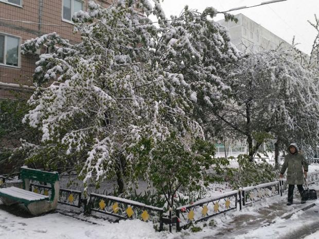 Днепр надевает зимнюю одежду: сеть взорвалась апрельскими снеговиками