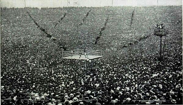 Джек Демпси, Жорж Карпантье и 90 000 зрителей. Джерси-Сити, 1921 год.